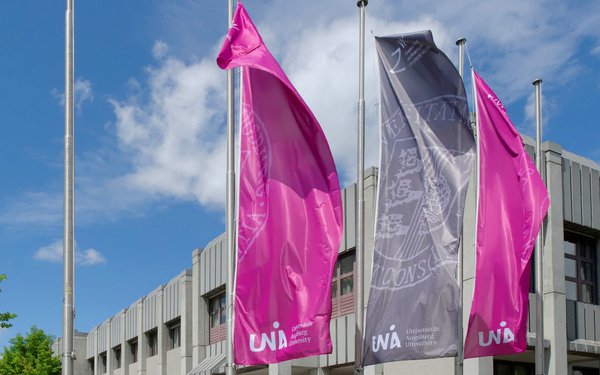 Uni-Fahnen vor der ZB