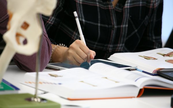 Medizinstudierende am Buch