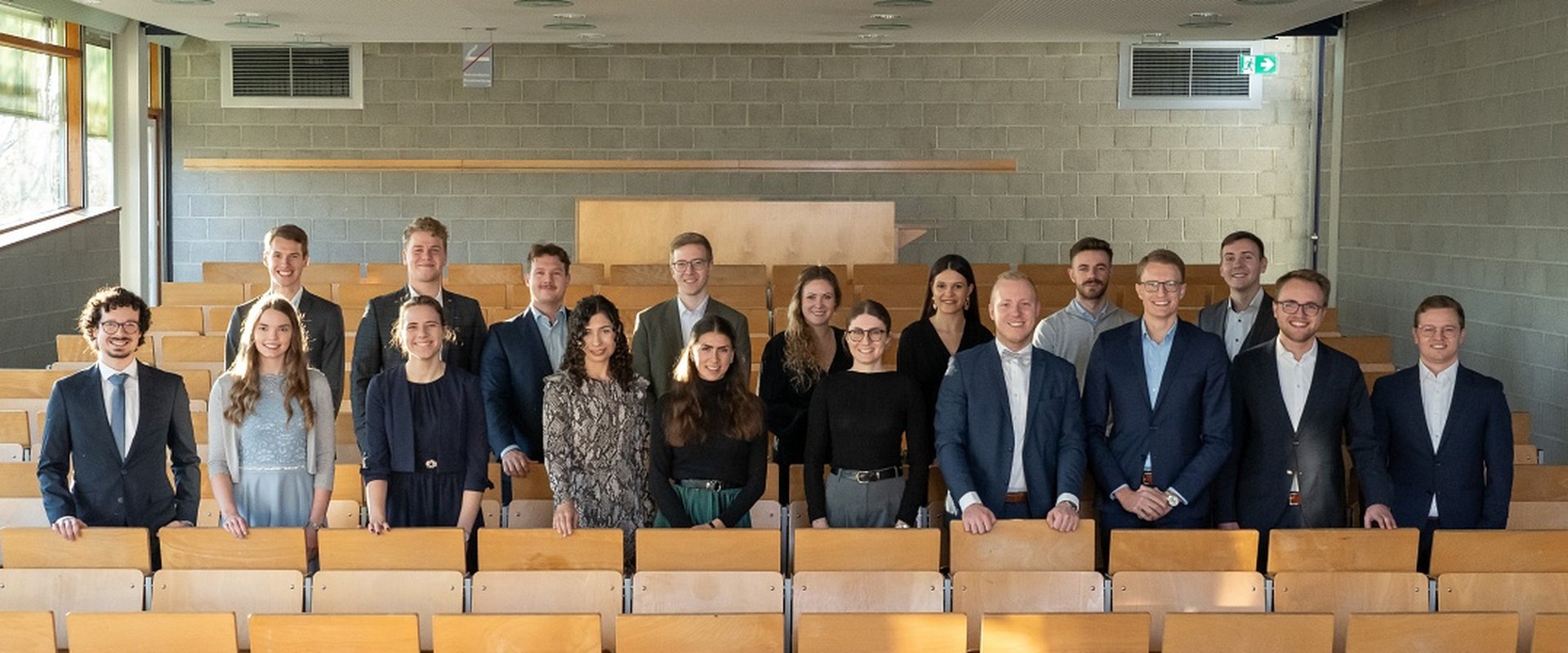 Gruppenfoto der Masterabsolventen des Studiengangs Rewi 2024
