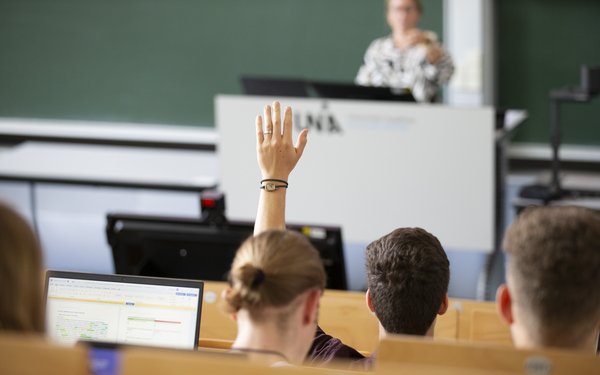 Blick in einen Hörsaal mit Studierenden