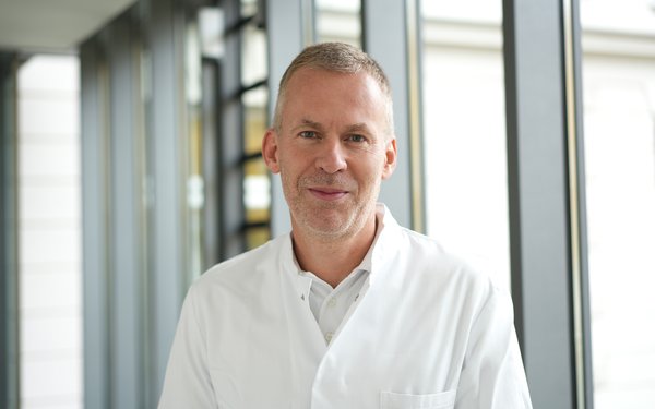 Zu sehen ist das Portait des neu berufenen Universitätsprofessors für Orthopädie und Orthopädische Chirurgie, Prof. Dr. med. Stephan Vogt.