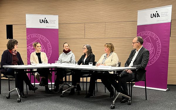 Im Medienlabor sitzen an einem ��ber Eck angeordneten Tisch Diana Smikalla, Stefanie Nothelfer, Elisabeth Schr?der, Prof. Dr. Martina Kadmon, Prof. Dr. Sabine Doering-Manteuffel und Prof. Dr. Thomas Rotthoff