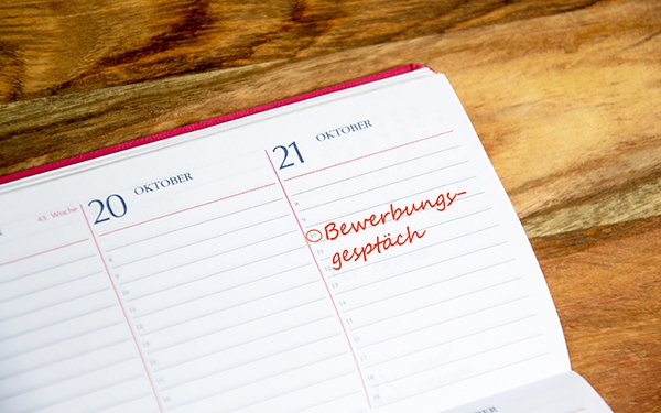 Tischkalender mit Eintrag "Bewerbunggespräch"