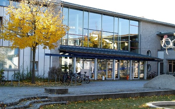 Außenansicht WiWi-Fakultät Haupteingang