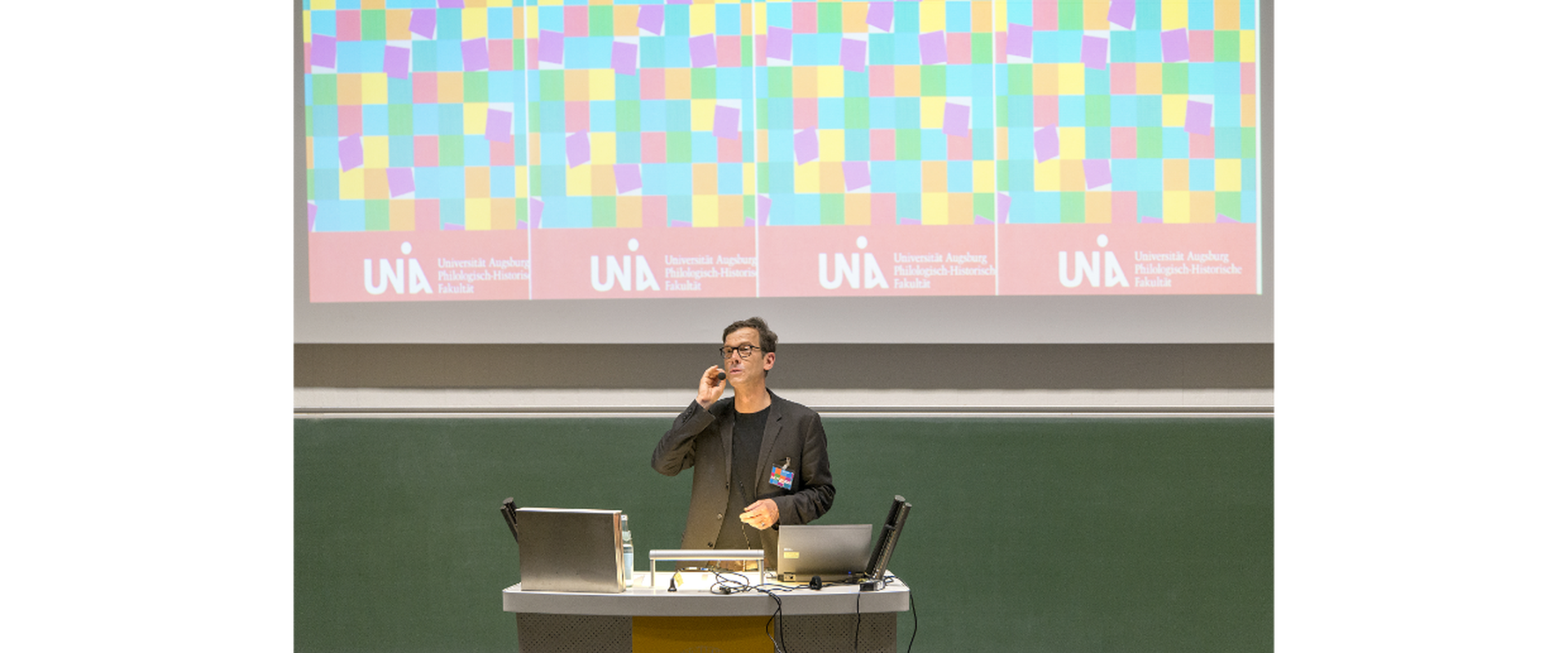 Prof. Dr. Martin Middeke moderiert eine Veranstaltung anlässlich des Aktionstages „Gegen einfache Wahrheiten“