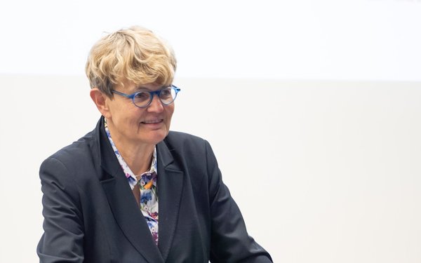 Prof. Baer steht am Rednerpult und hält einen Vortrag.