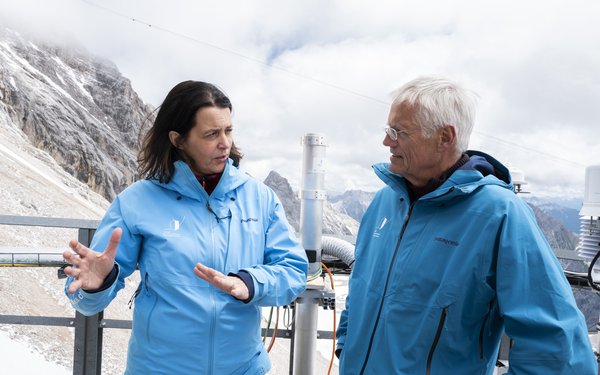 Umweltmedizinerin Prof. Claudia Traidl-Hoffmann und Geograph Prof. Karl-Friedrich Wetzel