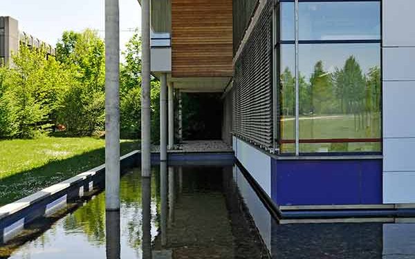 bibliothek_rueckansicht_teich_mehr_wasser
