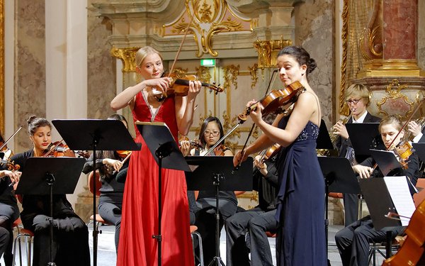 zwei Geigerinnen mit dem Concertino Streichensemble im Kleinen Goldenen Saal in Augsburg