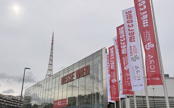 Außenansicht des Messe Wien Exhibition & Congress Center in Wien. Auf der Fassade ist außerdem ein Hinweis auf „ICRA 2026 VIENNA“ zu sehen.