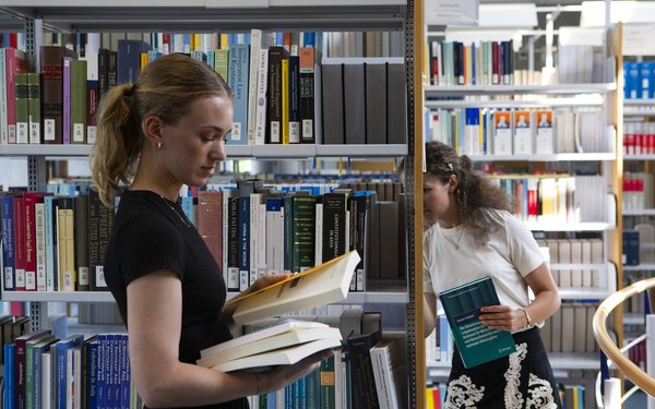 Studentin in Bibliothek