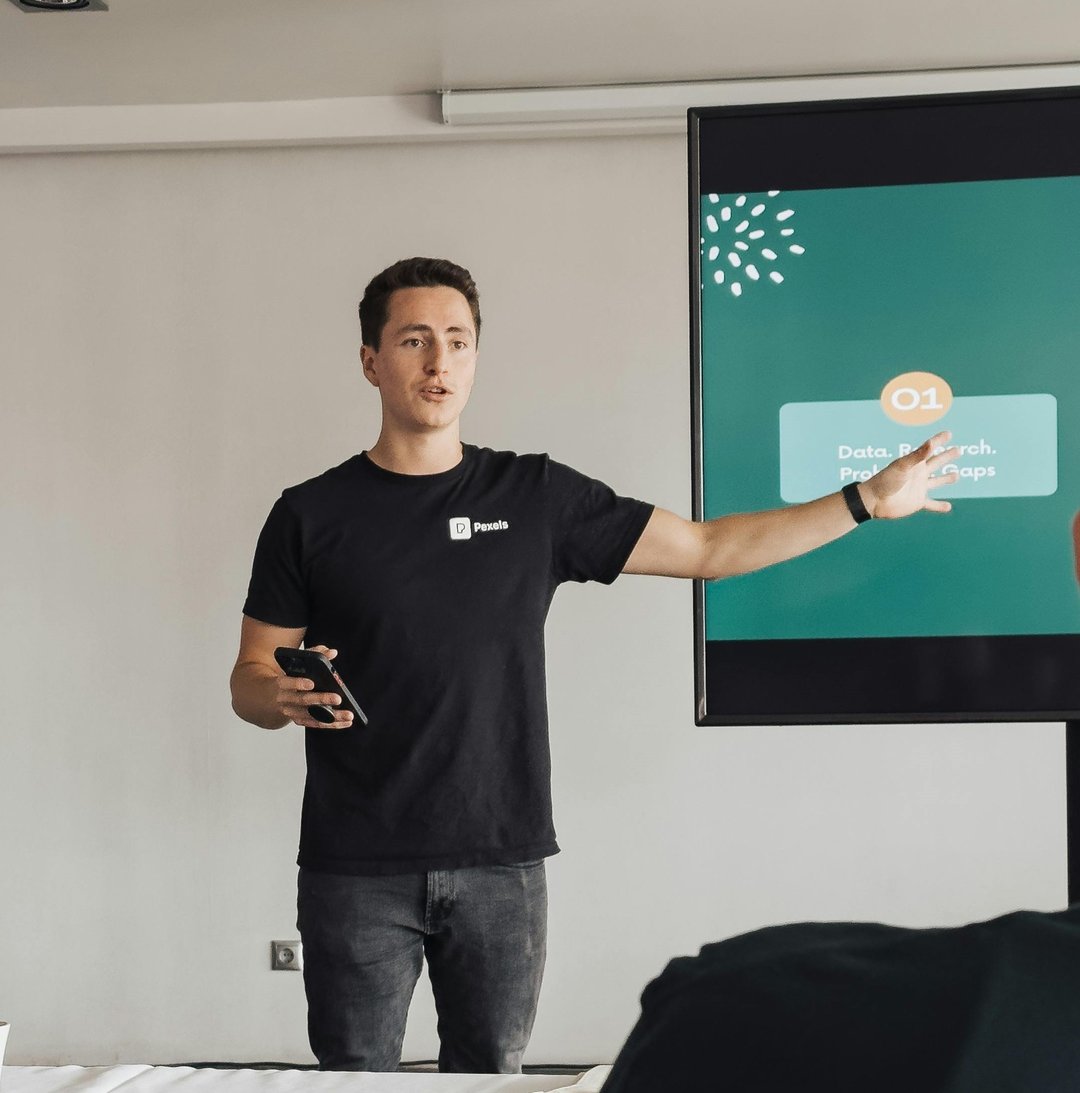 Ein junger Mann stellt eine Powerpoint vor
