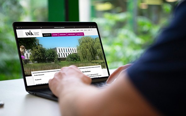 Laptop mit Student und Bild Uni Augsburg