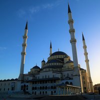 Moschee in Ankara vor auf- bzw. untergehender Sonne