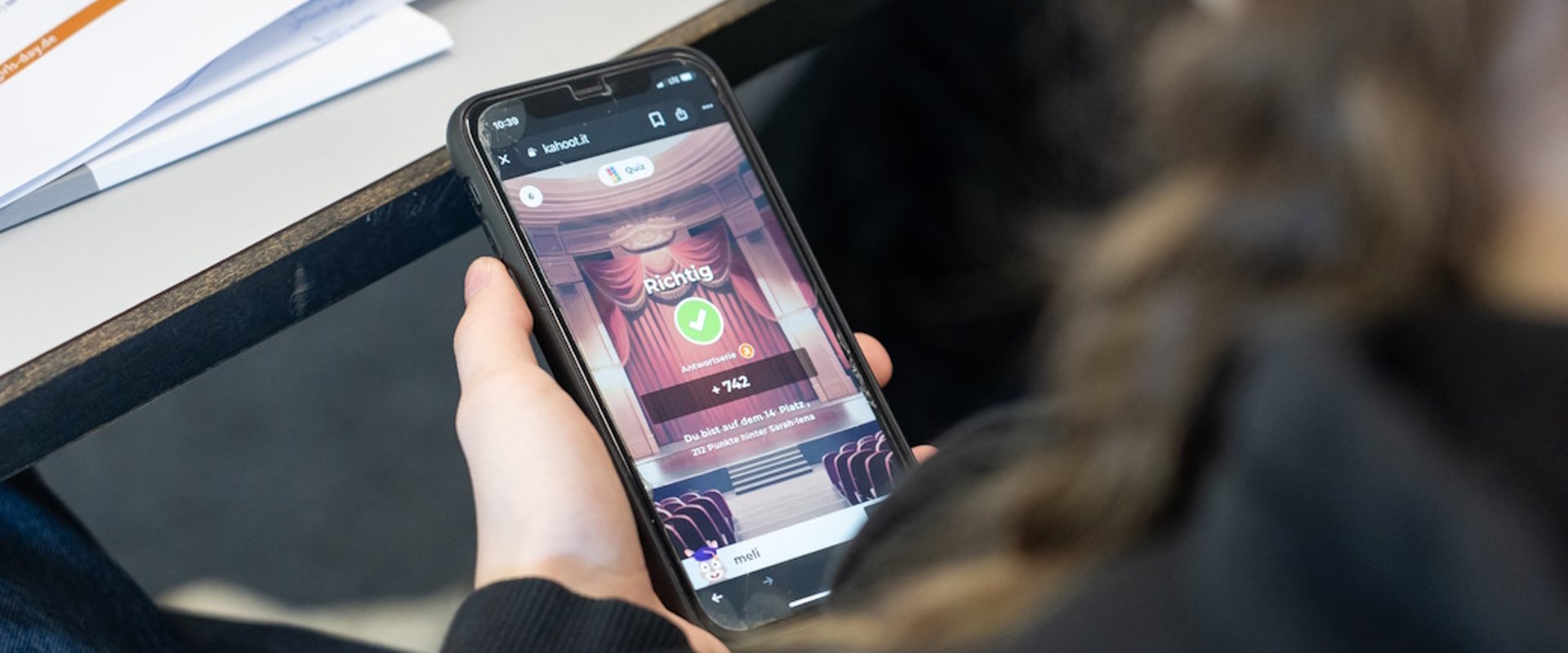 Blick auf ein Handy mit einer offenen Quizfrage zur Veranstaltung.