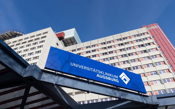 Foto des Eingangsschildes des Universitätsklinikums Augsburg