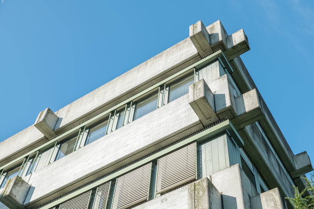 Auf dem Bild sieht man eine Detailaufnahme des Gebäude D der Universität Augsburg