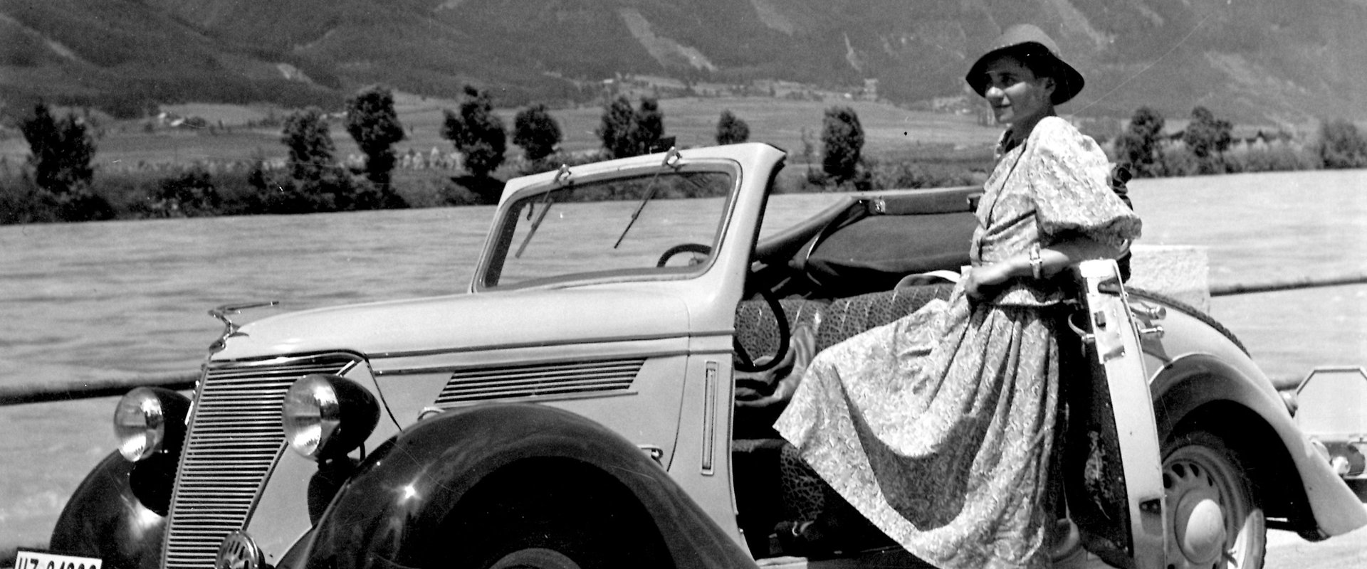 Erika Groth-Schmachtenberger mit ihrem Ford-Cabriolet, 1930er Jahre