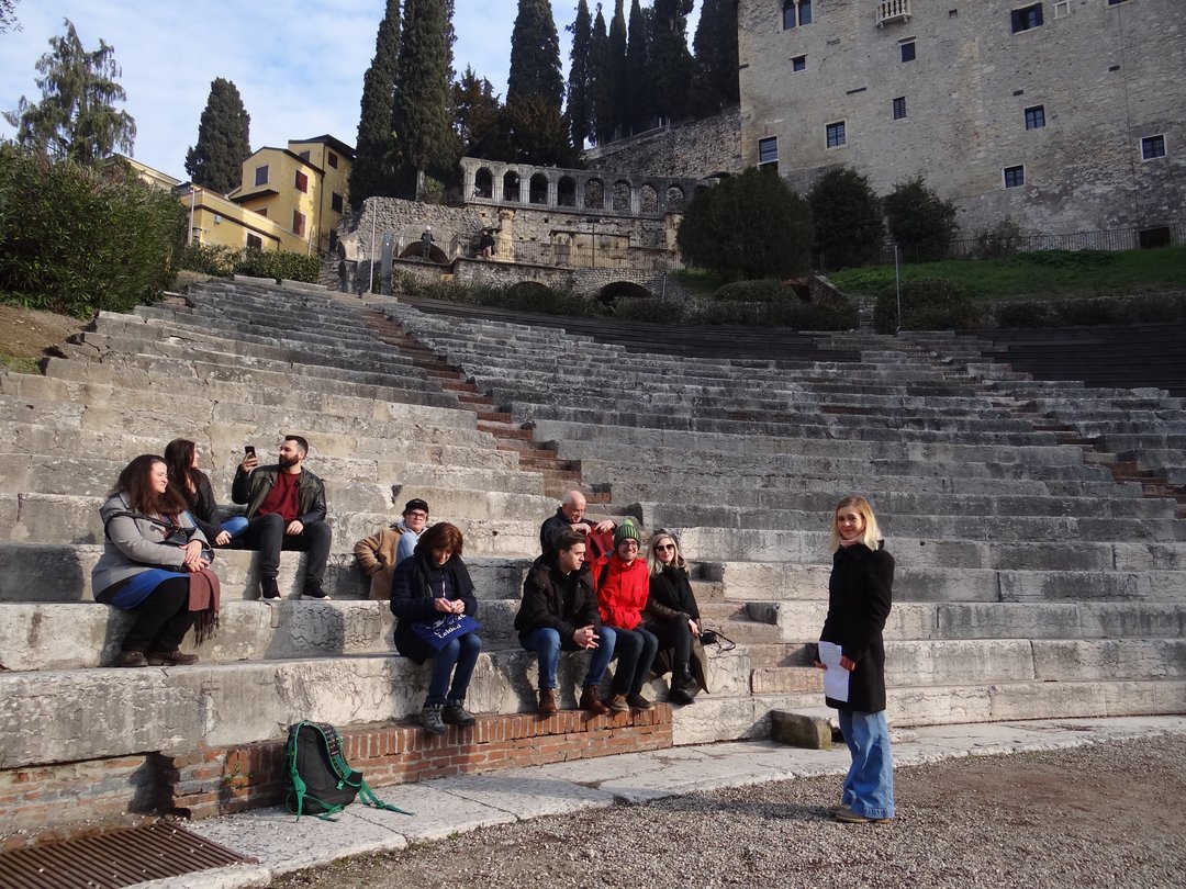 ExkursionsteilnehmerInnen auf den Rängen des römischen Theaters von Verona.