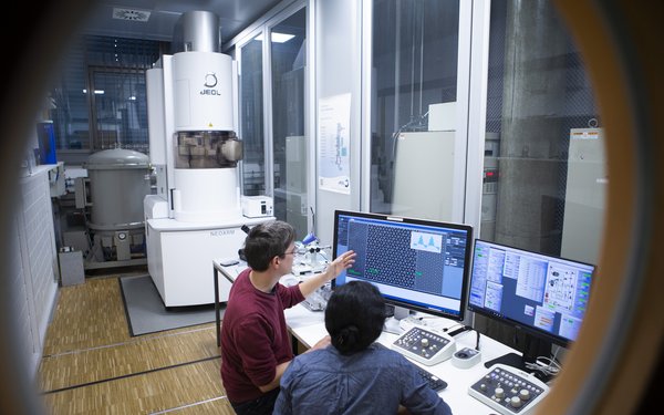 Transmissionselektronenmikroskop für physikalische und medizinische Forschung