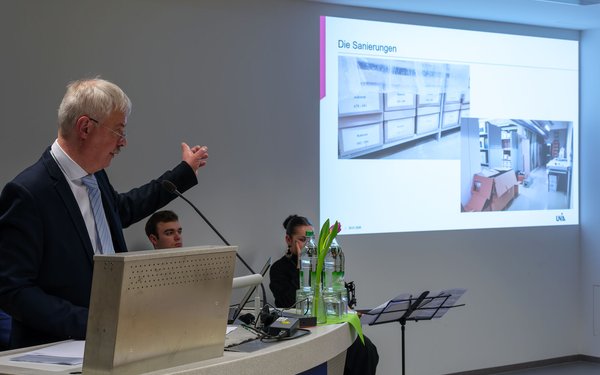 Dr. Lengger während seines Vortrags bei der Jubiläumsfeier des Uni-Archivs