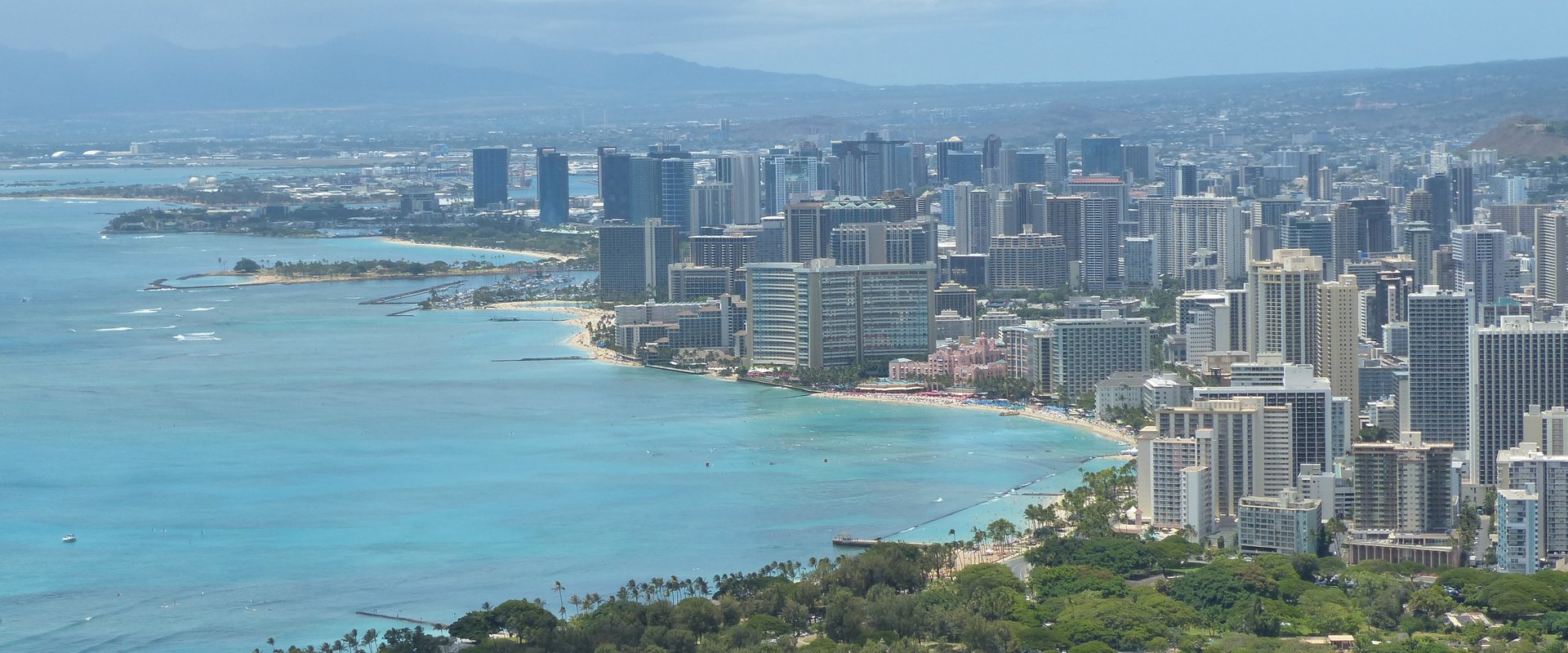 Gebäude der Stadt Honolulu und das Meer