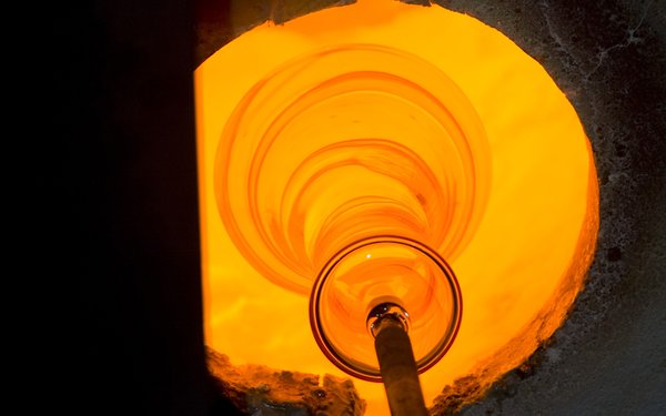 Glasproduktion: heißes Glas leuchtet orange