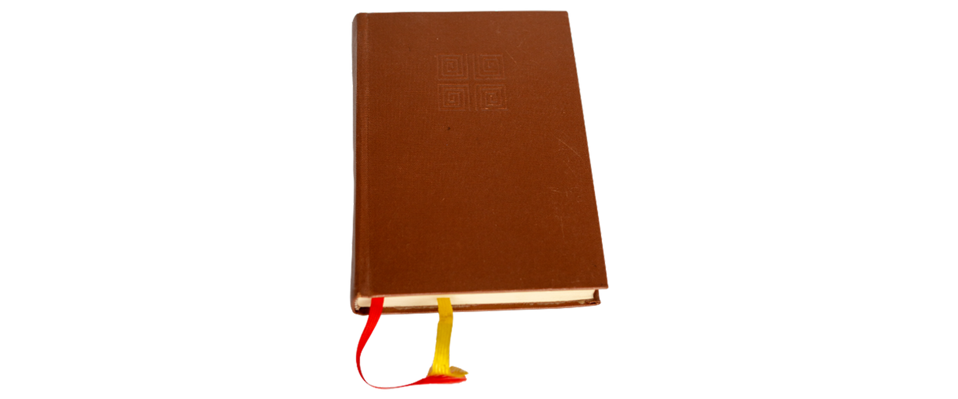 Das kleine Missale ist ein Messbuch, welches einen rot-bräunlichen Einband hat und ein gelbes und ein rotes Band aus dem Buch herausschauen. Auf dem Einband sind vier Labyrinth-förmige Symbole eingeprägt.
