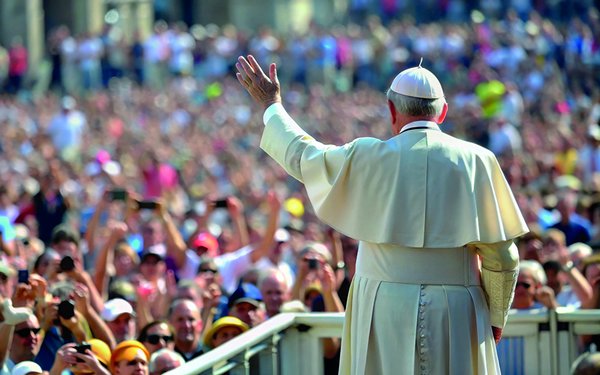 Der Papst vor einer Menschenmenge