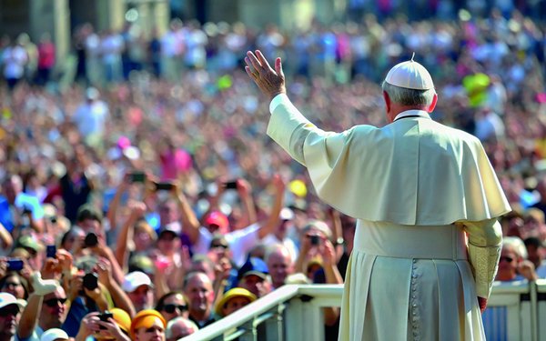 Der Papst vor einer Menschenmenge