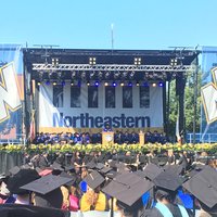Bühne der NEIU in Chicago. Im Vordergrund die Absolventinnen und Absolventen
