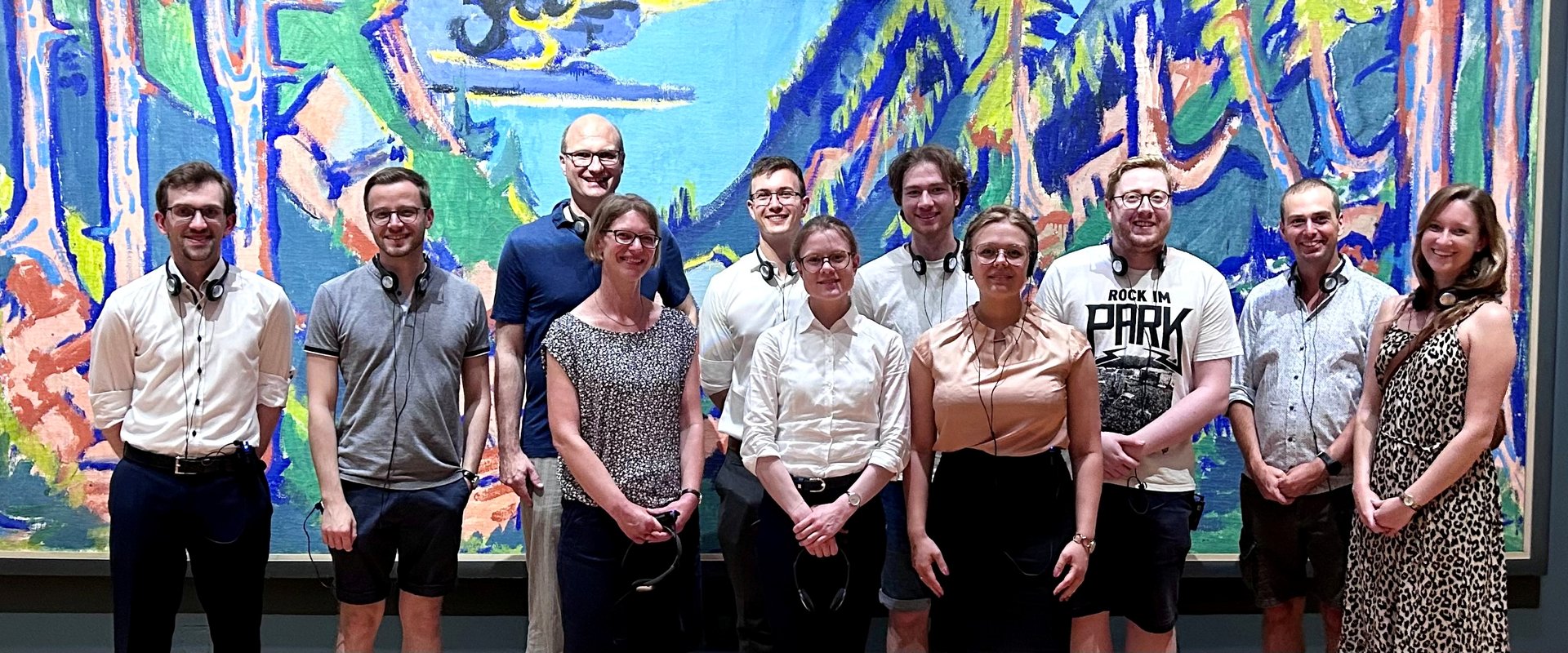 Gruppenbild mit den Teilnehmenden am Doktorandenseminar 2023 mit Prof. Dr. Gregor Kirchhof, Aufnahme vor einem Gemälde im Buchheim-Museum in Bernried am Starnberger See