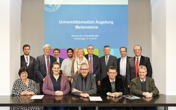 Foto des Universitätsrats anlässlich der Gründung der Medizinischen Fakultät