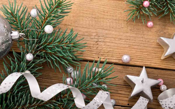 Zweige, Sterne und Weihnachtsdeko