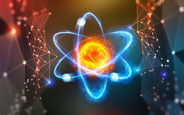 Grafische Darstellung eines Atomkerns in orange, den blau-weiß gefärbte Elektronen umkreisen. Rechts und links des Bildes sind Lichtpunkte vor dunklem und rotem Hintergrund.