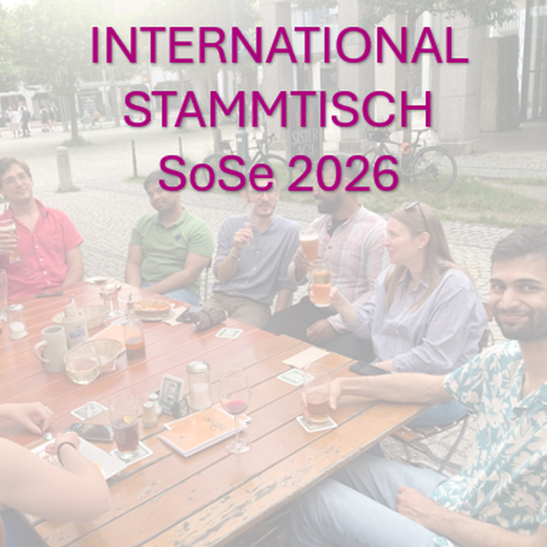 Runde von internationalen Forschenden am Biergartentisch