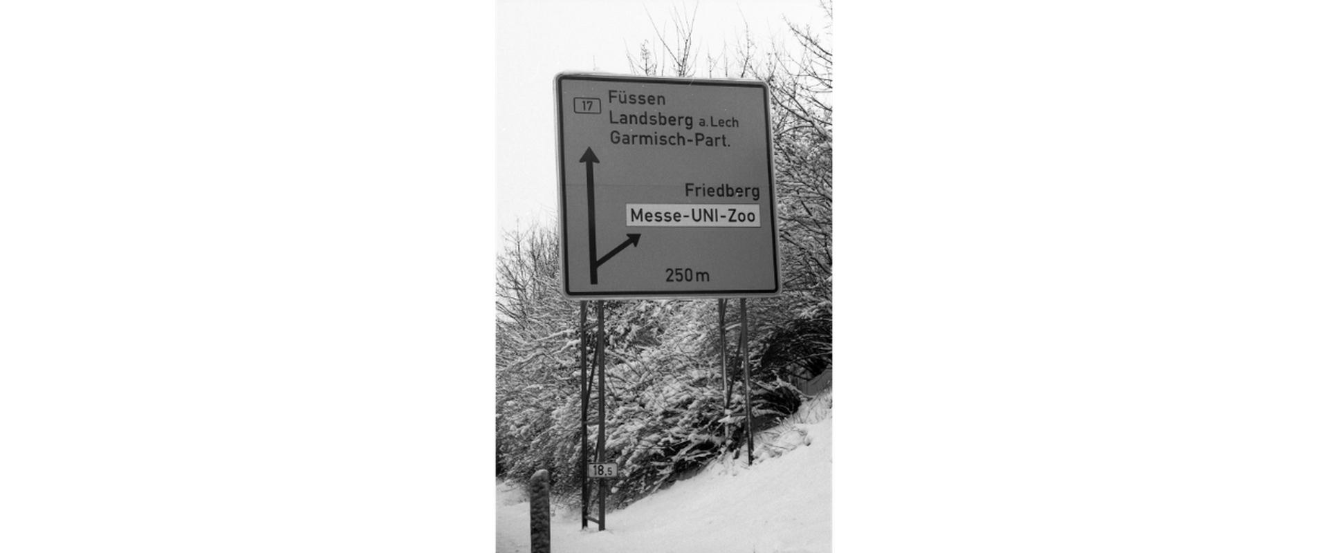Verkehrsschilder zur Universität