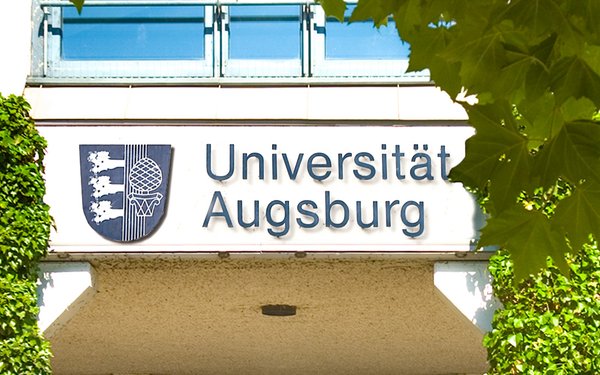 Zentralgebäude mit Schriftzug Universität Augsburg