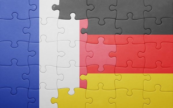 Eine Flagge aus halb französischen und halb deutschen Nationalfarben als komplett gelegtes Puzzle