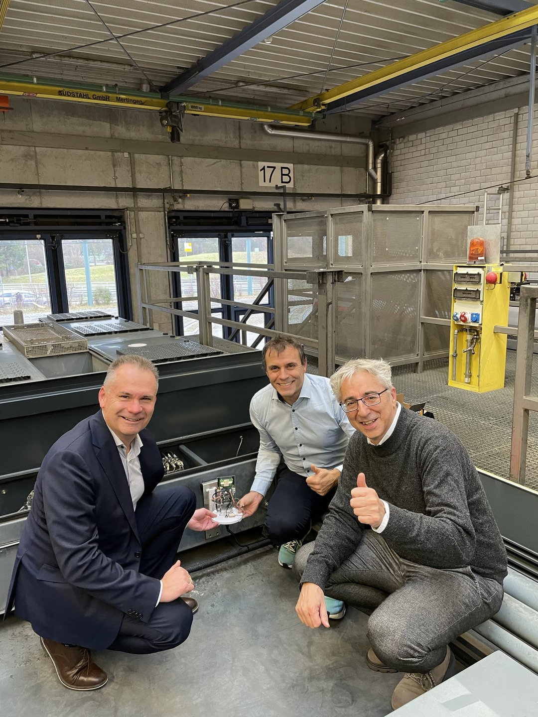 Das Team desAir-Track-Tram-Projekts auf dem Dach der Straßenbahn, auf der die Sensoren angebracht wurden.