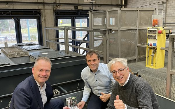 Das Team desAir-Track-Tram-Projekts auf dem Dach der Straßenbahn, auf der die Sensoren angebracht wurden.