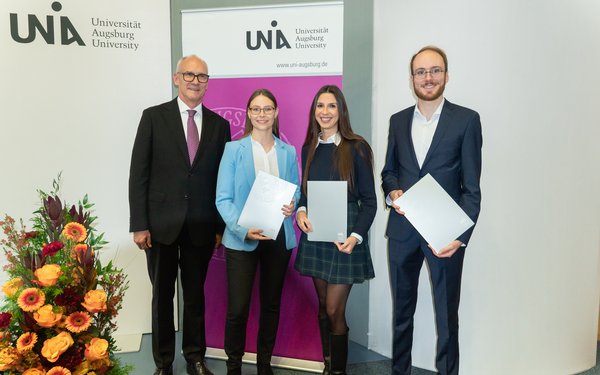 Vizepräsident Prof. Dr. Peter Welzel mit den Preisträgern Dr. Carola Lenzen, Dr. David Fleckenstein und Dr. Erica Vianello bei der Zentralen Promotionsfeier der Universität Augsburg.