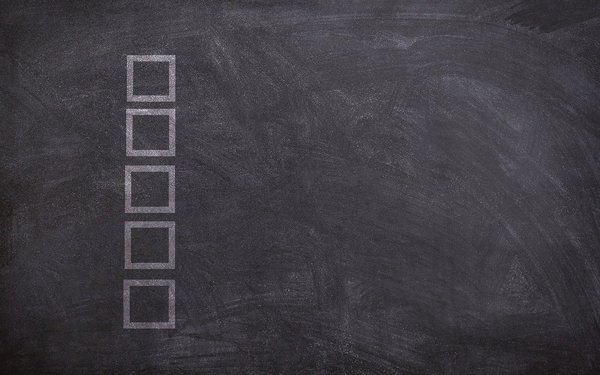 Tafel mit 5 K?stchen aufgezeichnet