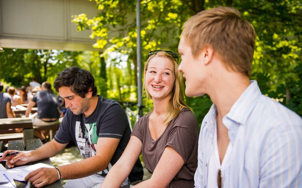 Studierende vor der Alten Cafet��