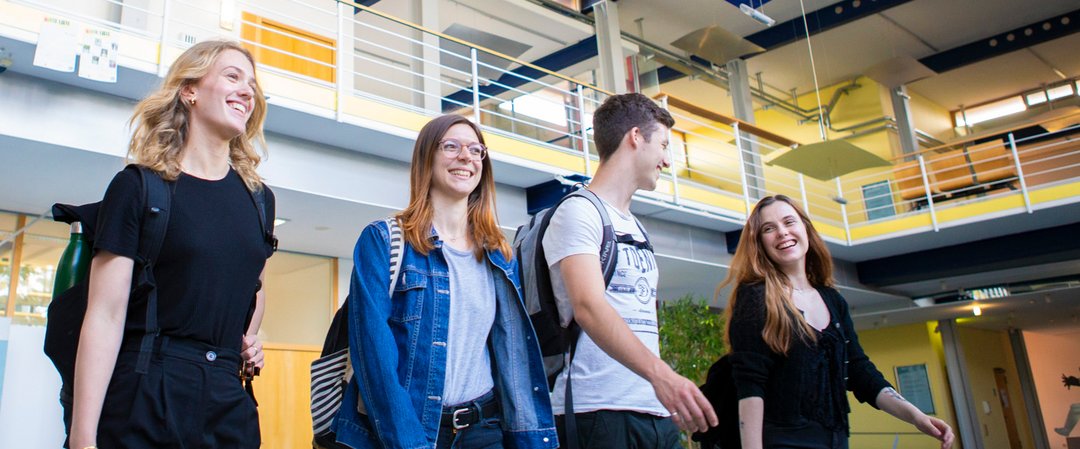 Studierende im Foyer der Wirtschaftswissenschaftlichen Fakultät