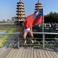Student vor Gebäude in Taiwan