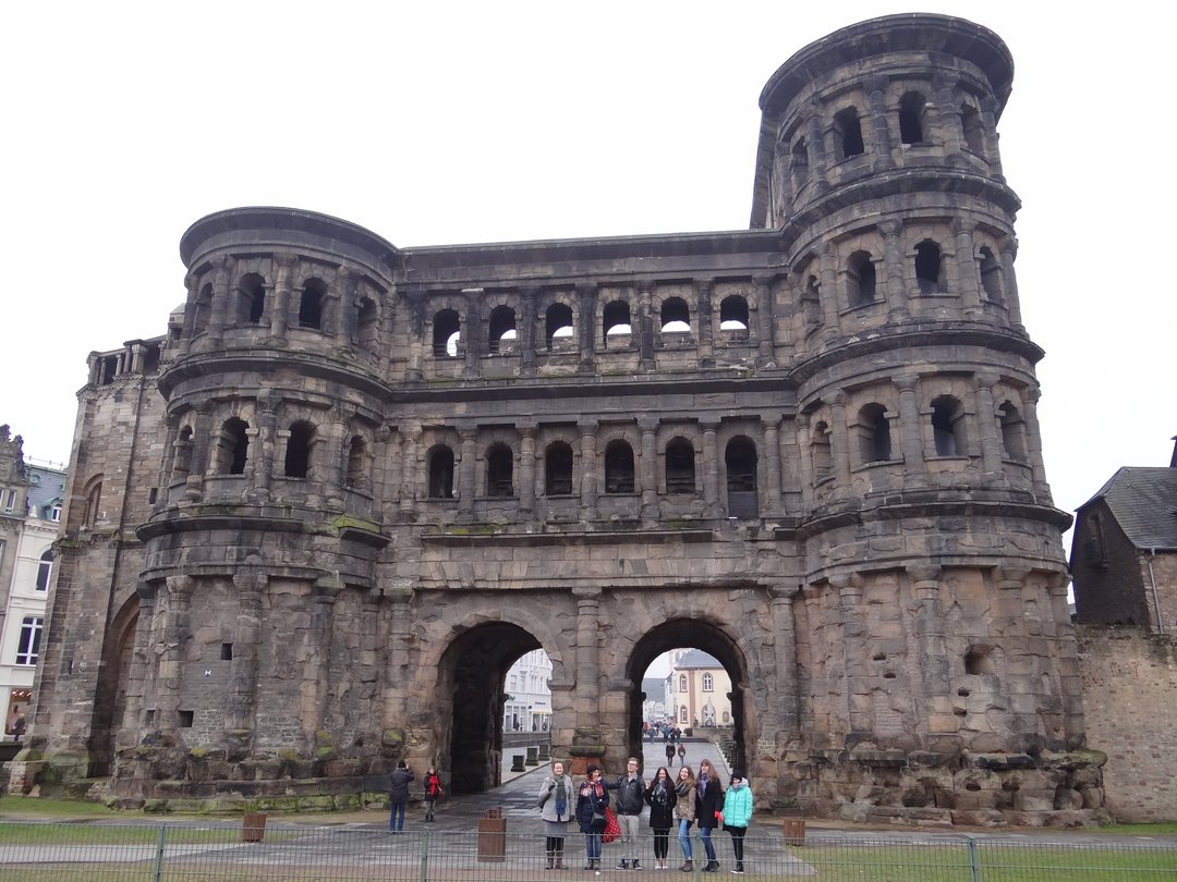 Exkursionsteilnehmer vor der Porta Nigra.