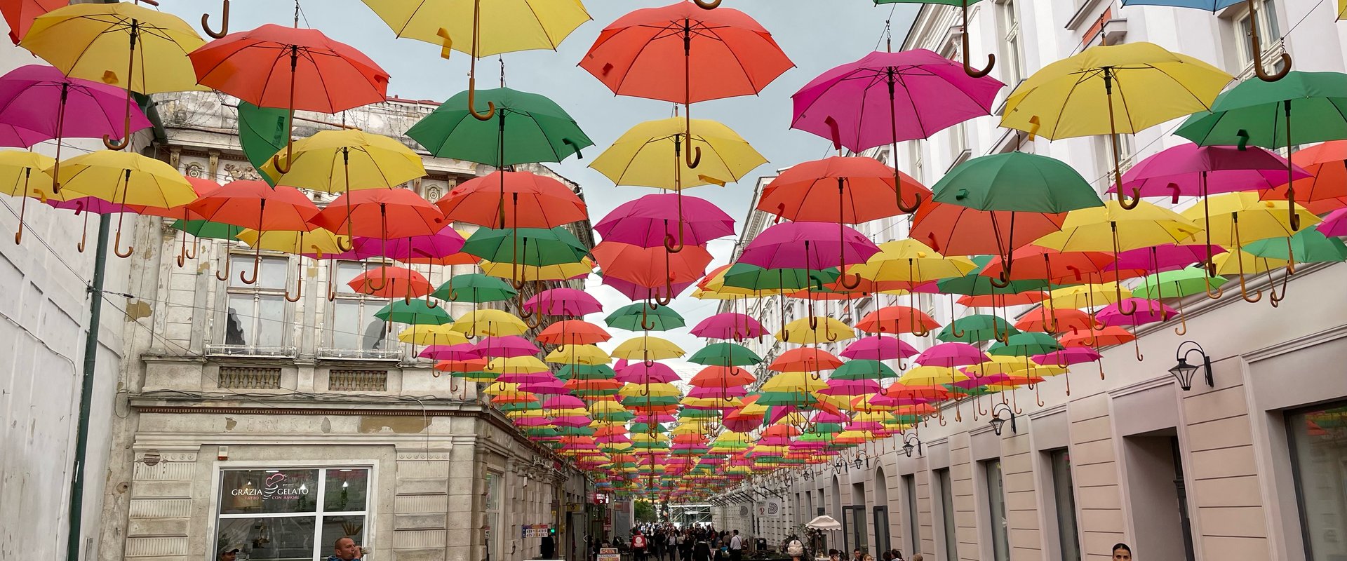 Es ist eine Gasse in Temeswar zu sehen.