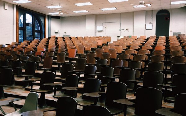 Hörsaal mit lehren Stühlen und Tischen