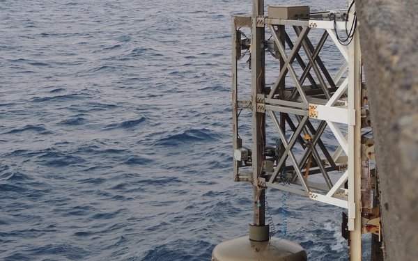 Wellenkraftwerks-Modul mit Boje im Meer zur Nutzung von Wellenenergie.